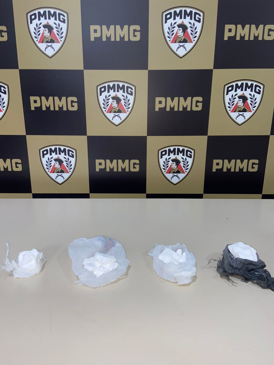 PMMG prende mulher por tráfico de drogas no bairro Triângulo, em Carangola