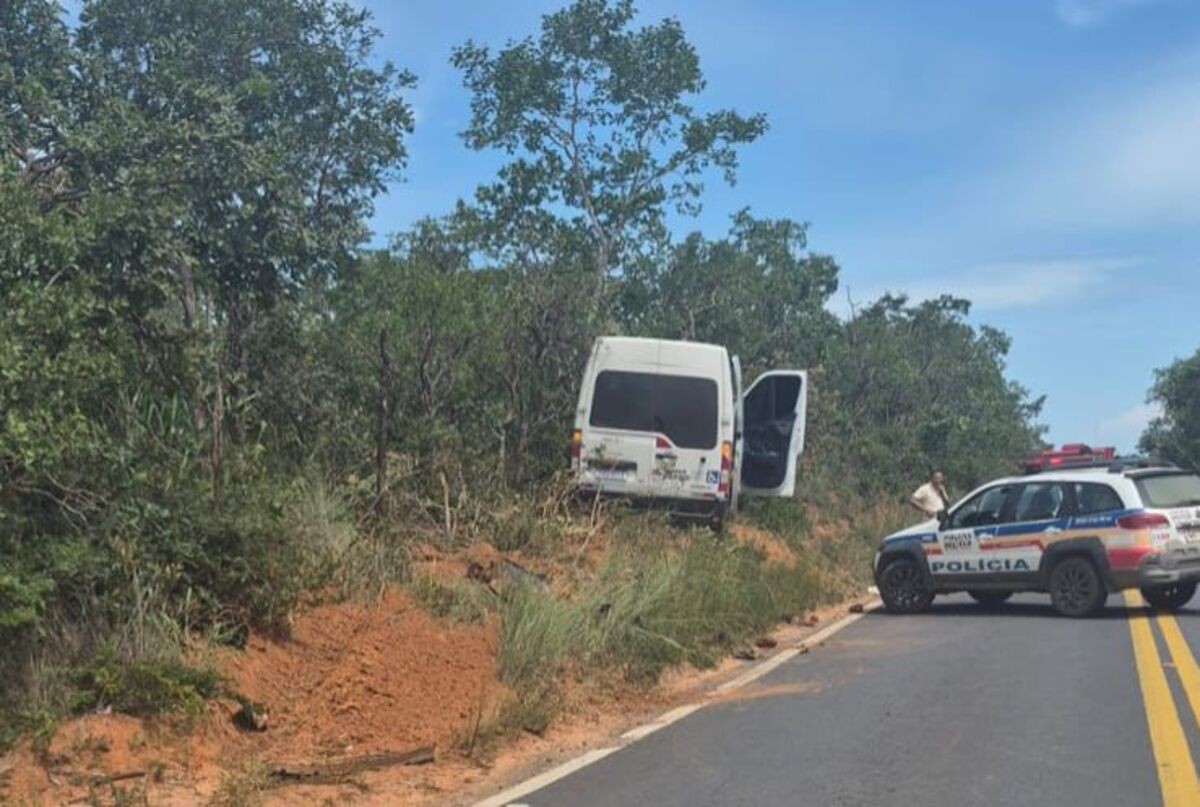 Batida entre van que levava pacientes de hemodiálise e carro deixa mulher morta e vários feridos na MG-202