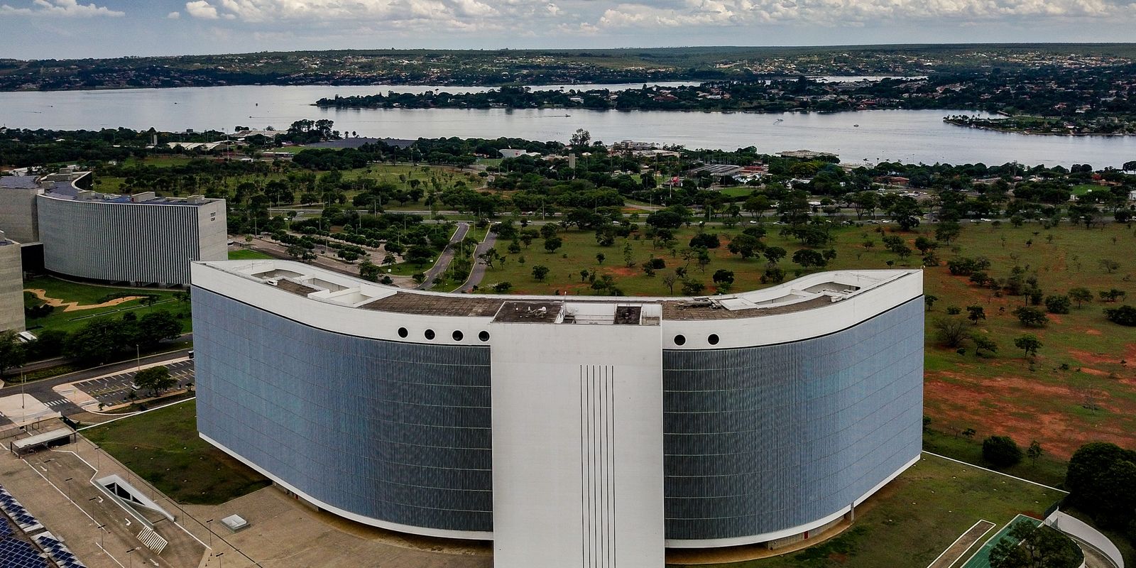 Presidente Lula nomeia duas mulheres para compor STJ e TSE