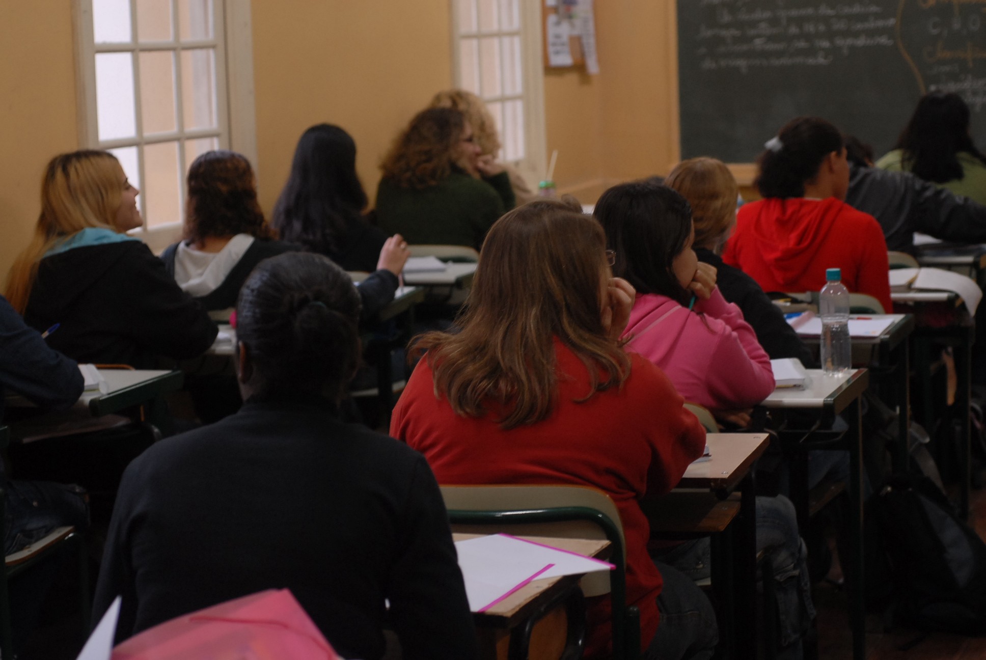 Estudo aponta que Minas Gerais descumpre carga horária mínima do Ensino Médio.