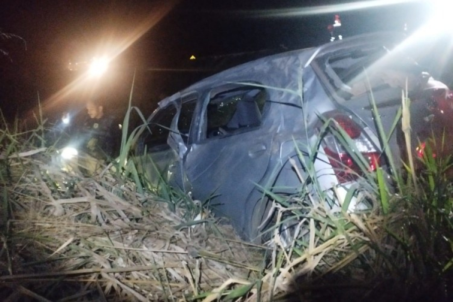 Carro capota após tentativa de ultrapassagem na BR-116 em Leopoldina