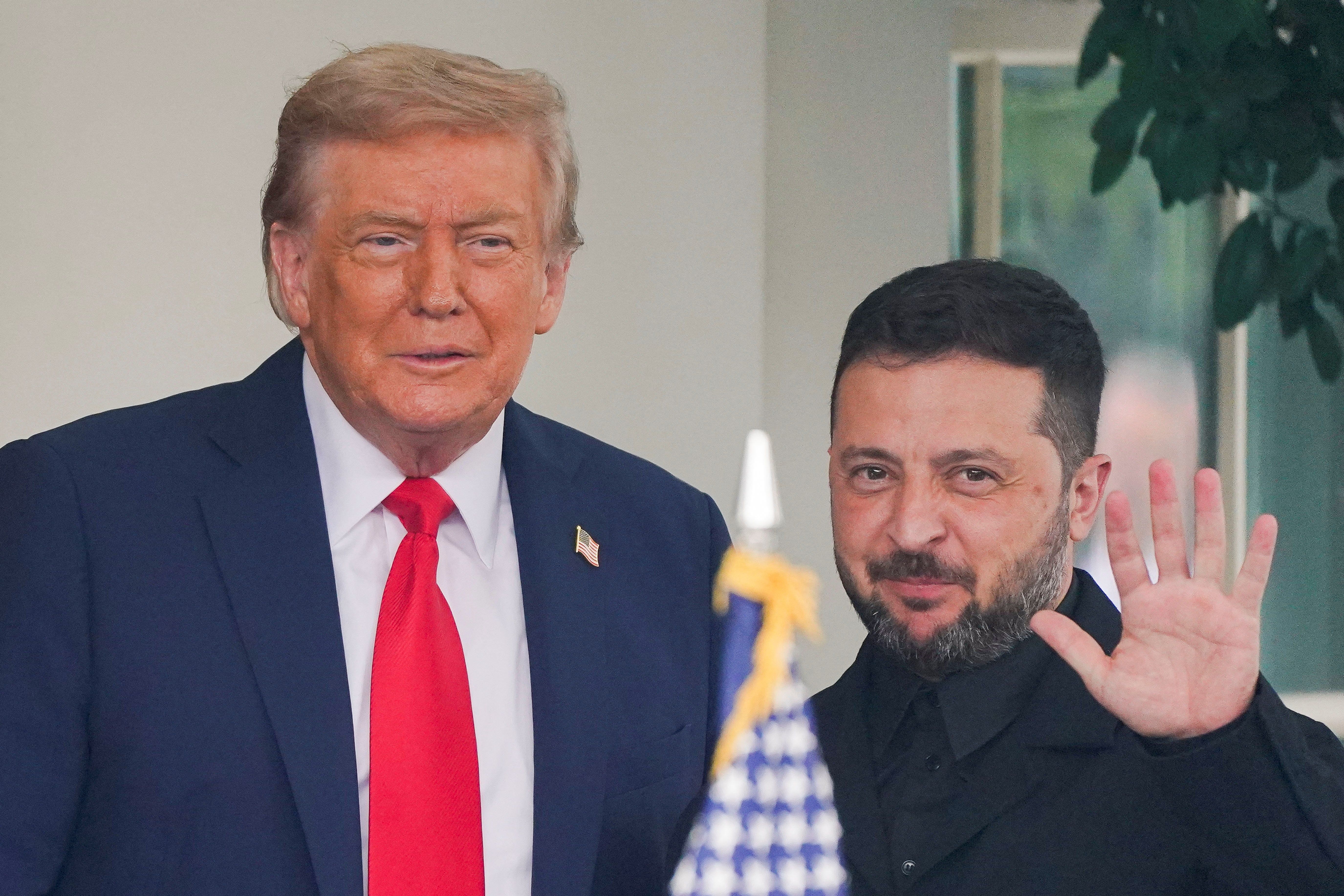 Zelensky presenteia Trump com taco de golfe de soldado ucraniano ferido