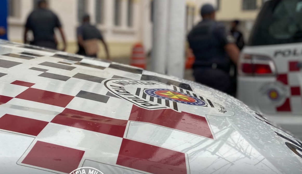 Homem é baleado por PM após reagir durante mandado de prisão