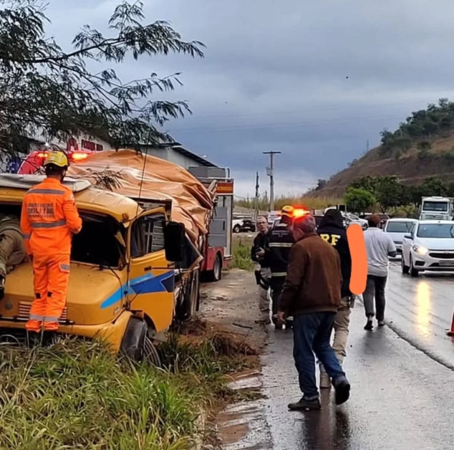 Caminhão sai da pista no trecho Tobogã entre Manhuaçu e Reduto.