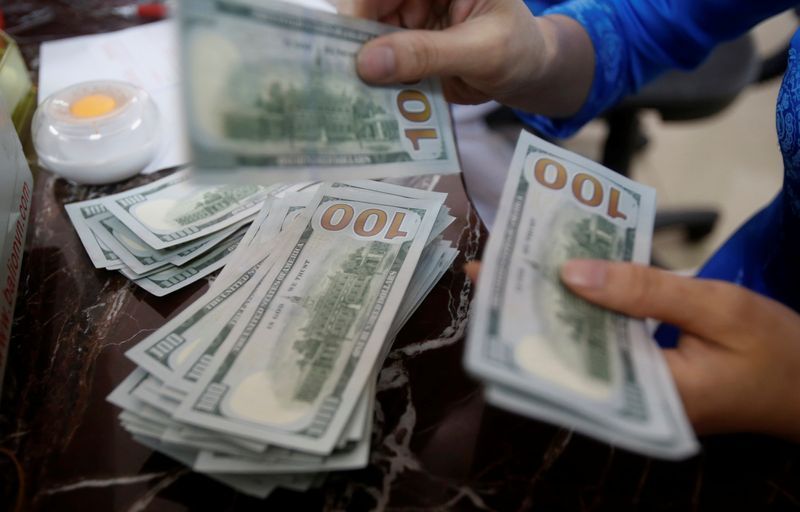 Economista explica máxima histórica do Ibovespa e queda do dólar