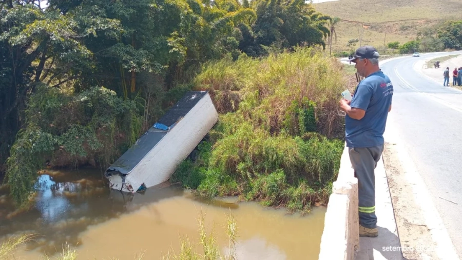 Carreta cai em ribanceira na BR-262, próximo ao trevo de Matipó