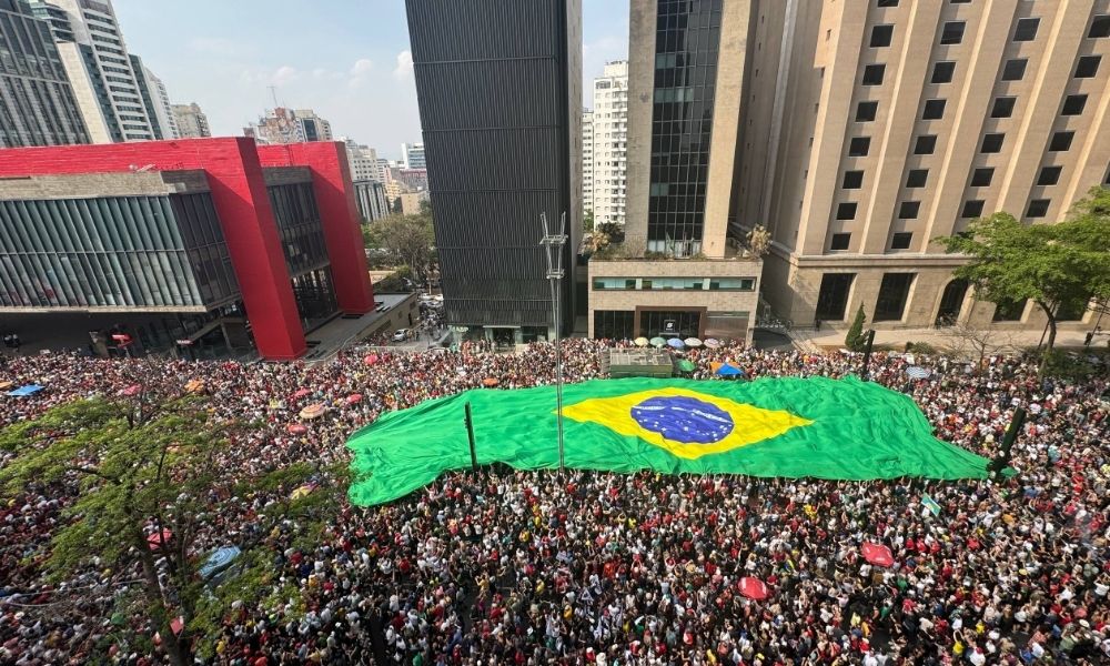 Atos contra anistia e PEC da Blindagem conta com Chico, Caetano e Gilberto Gil e leva mais de 42 mil pessoas à Paulista 