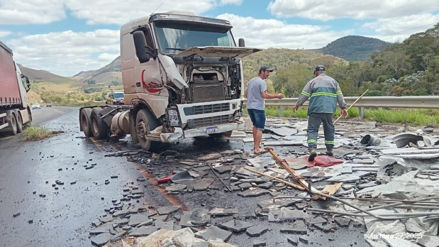 Carreta carregada de granito tomba na BR-262 entre Matipó e Abre Campo.