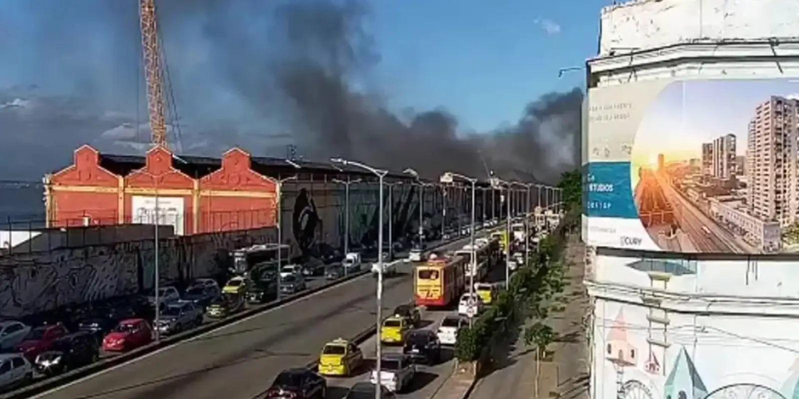 Incêndio atinge barracão de escola de samba na zona portuária do Rio