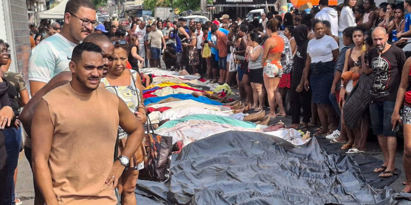 RJ: moradores resgatam mais de 60 corpos na área de mata após operação