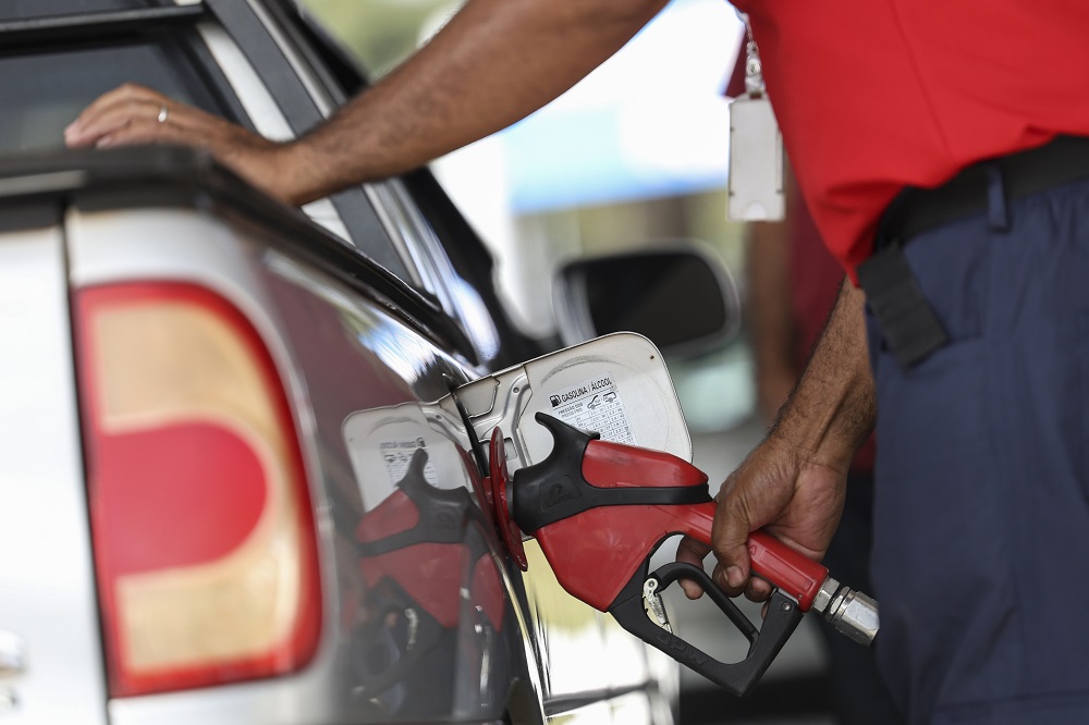 Gasolina tem redução de 4,9% no preço, mas queda não chega aos consumidores