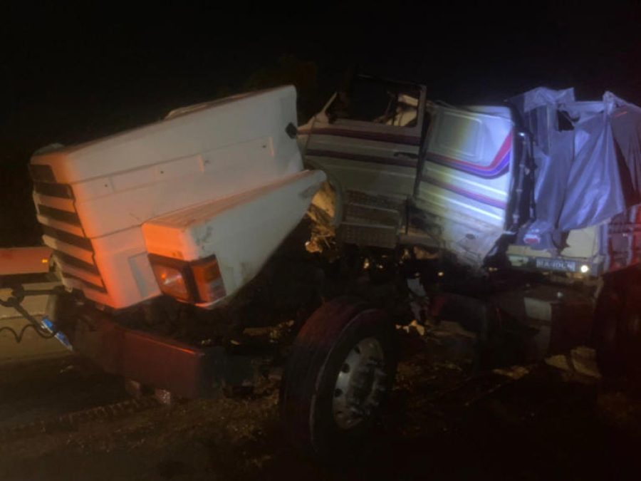 Engavetamento entre três carretas deixa um ferido na BR-262 em Luz (MG)