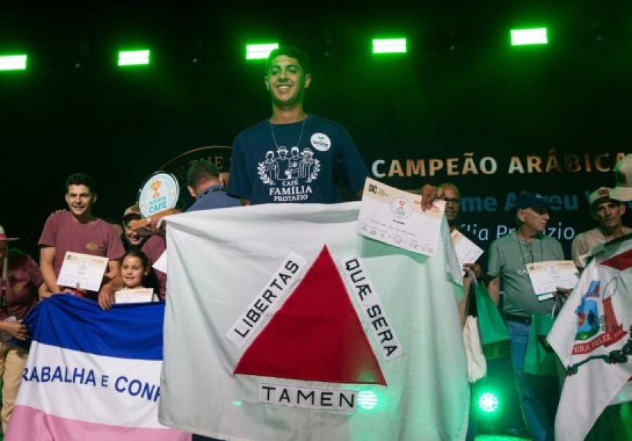 Jovem cafeicultor de Espera Feliz leva Minas ao topo no Coffee of the Year 2025