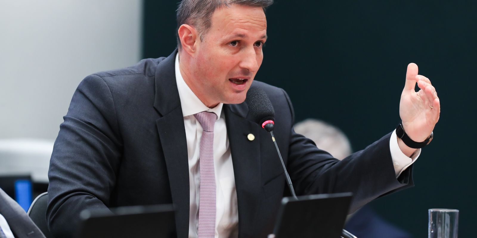 Derrite altera relatório de PL Antifacção e redefine papel da PF