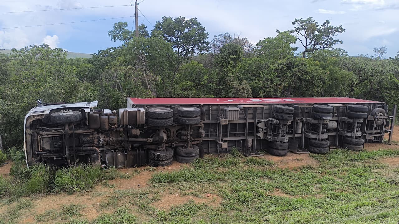 Carreta carregada com produtos de comércio eletrônico tomba na BR-135