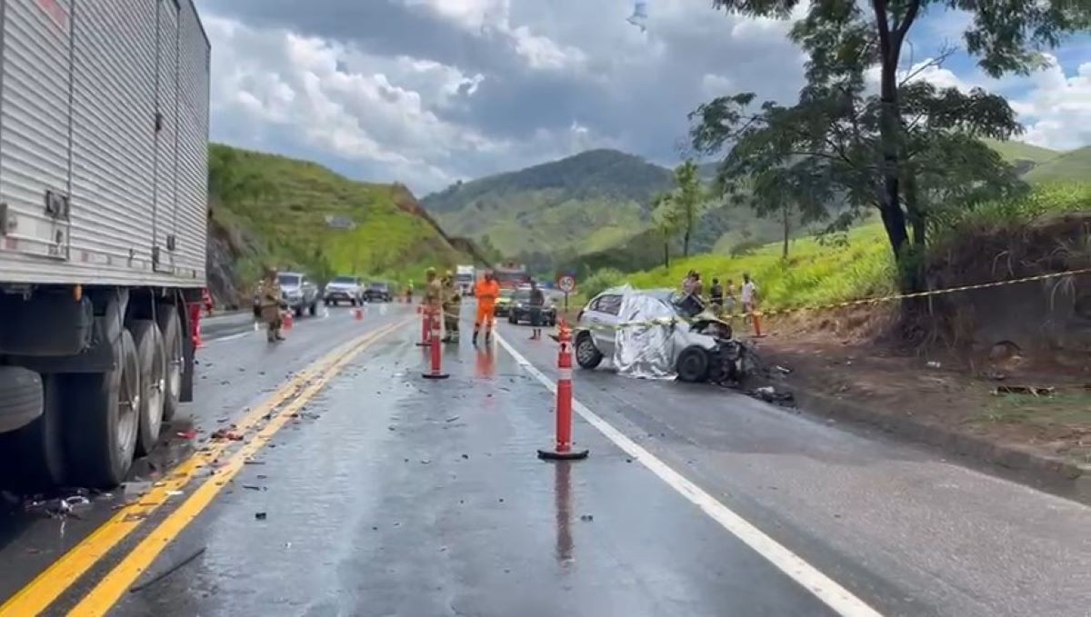 Batida entre carro e caminhão deixa três mortos e uma criança ferida na BR-116 em São Francisco do Glória