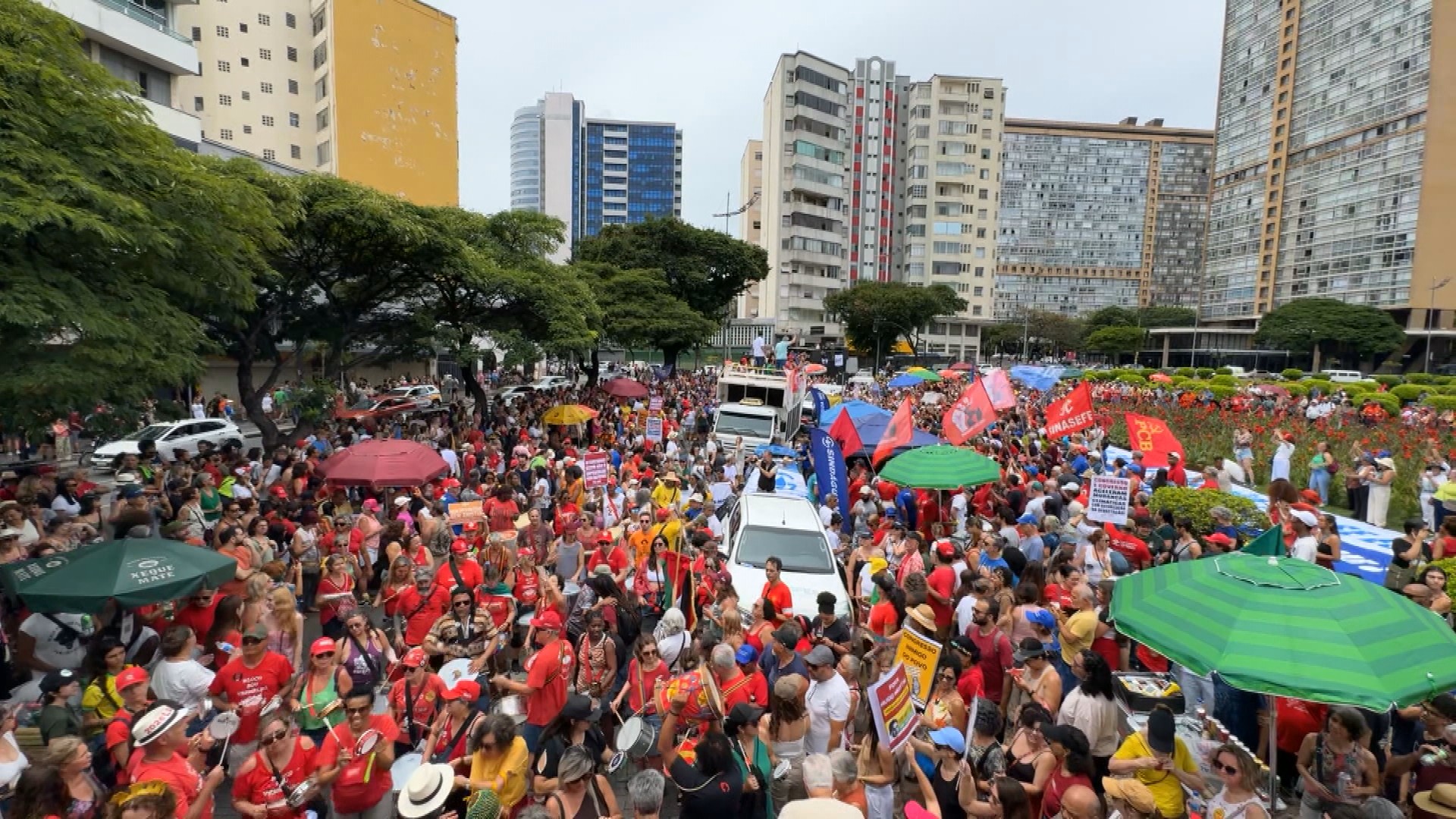 Mulher é detida durante protesto contra PL da Dosimetria em Belo Horizonte