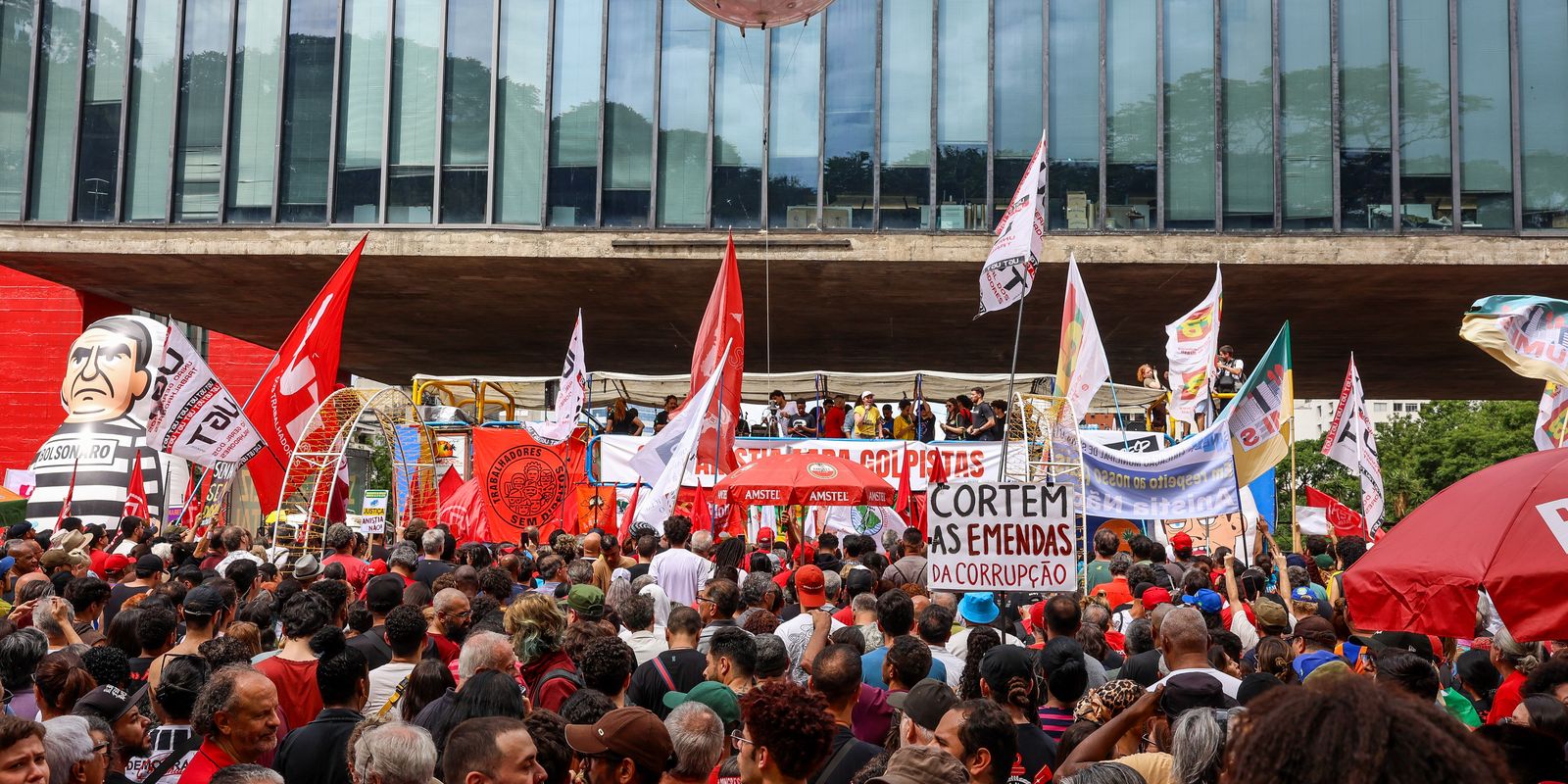 Em várias capitais, manifestantes vão às ruas contra PL da Dosimetria