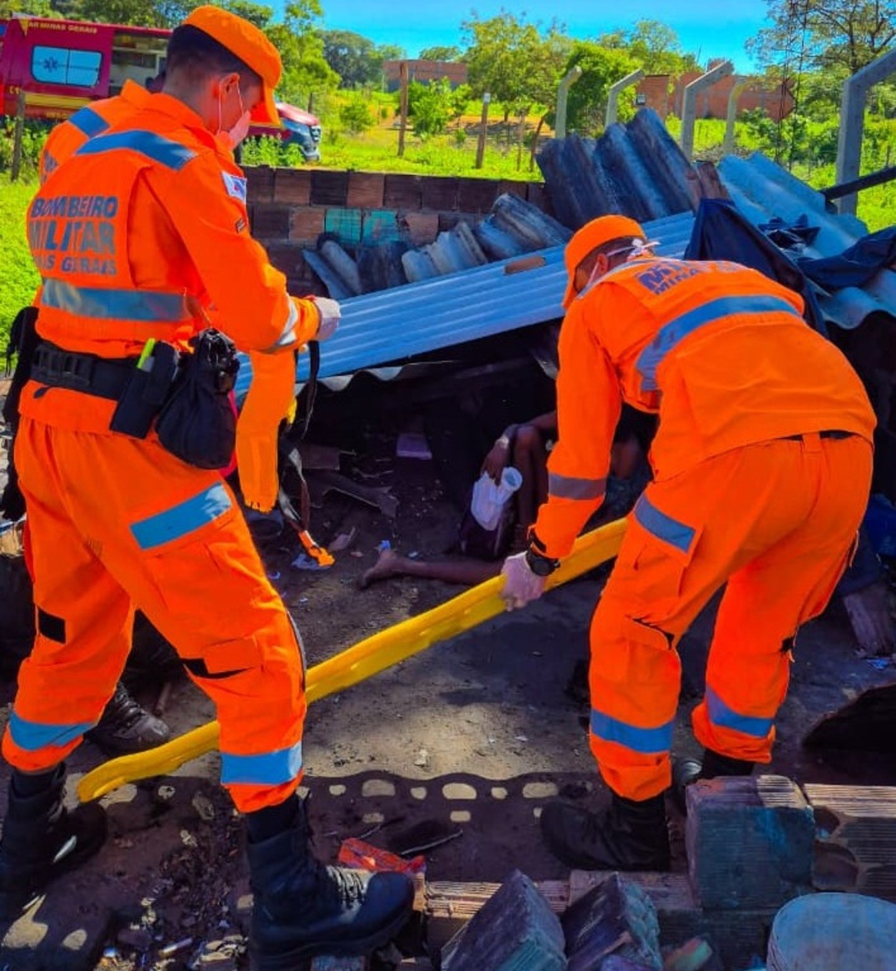 Casal fica ferido após desabamento de residência improvisada em Januária