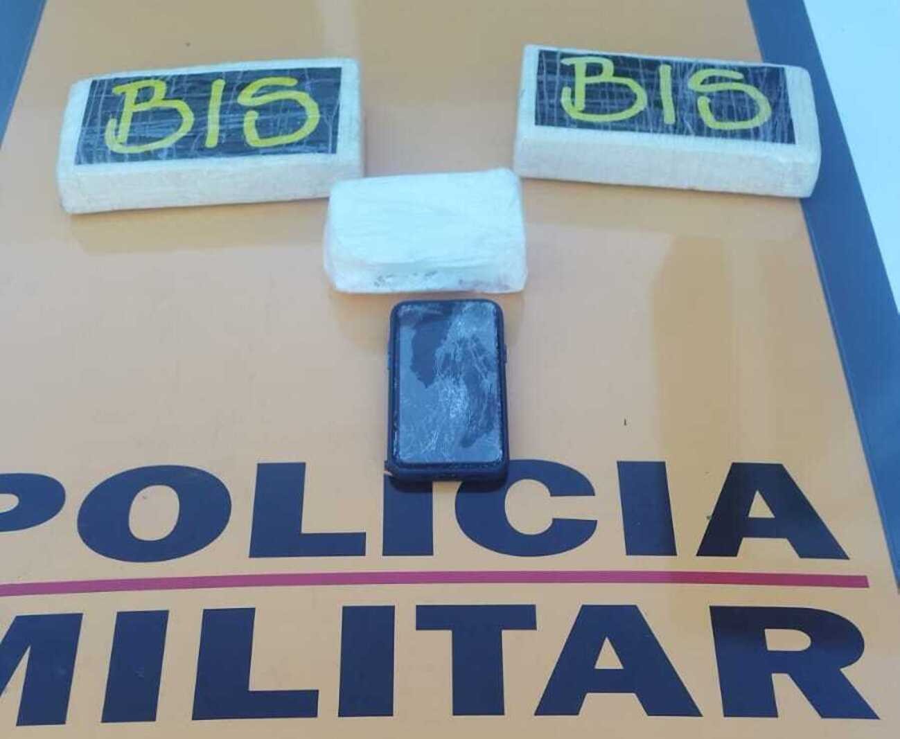 Barras de crack e tablete de cocaína são apreendidos no assoalho de carro na MGC-122