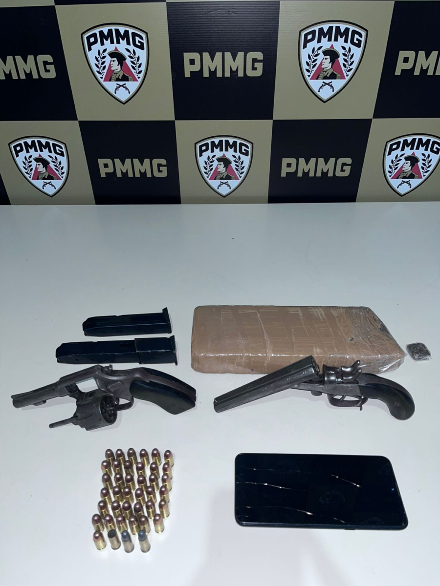 PMMG prende dois homens e apreende armas e drogas em Carangola