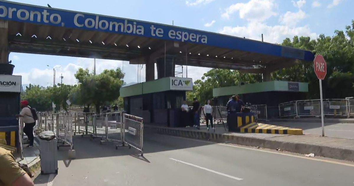 Venezuelanos atravessam fronteira com a Colômbia para realizarem compras