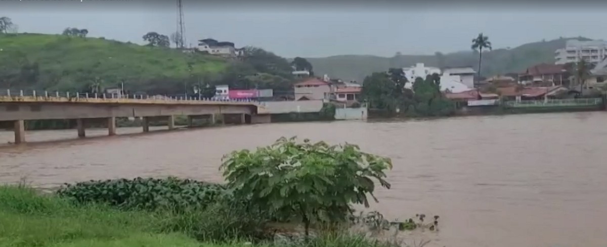 Rio Muriaé sobe e gera preocupação em Itaperuna