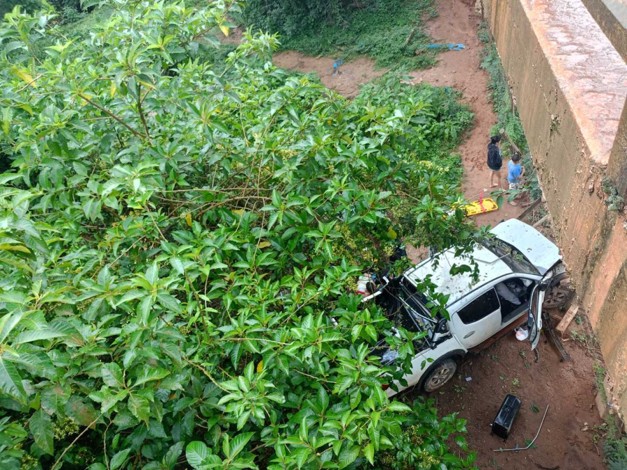 Motorista perde controle e caminhonete cai de ponte na BR-262, em Iúna