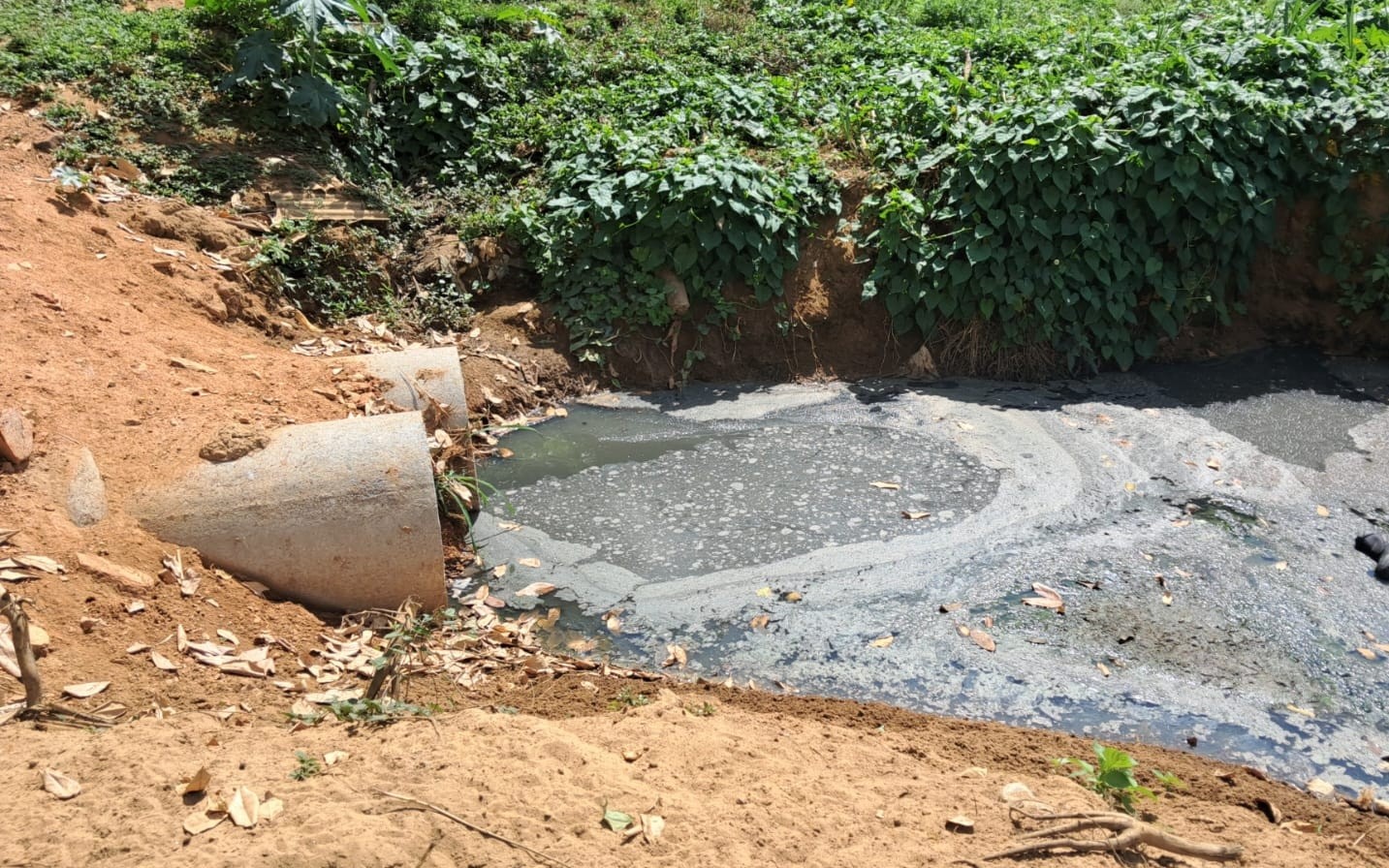 Obra de drenagem interrompida causa acúmulo de esgoto em Itaperuna