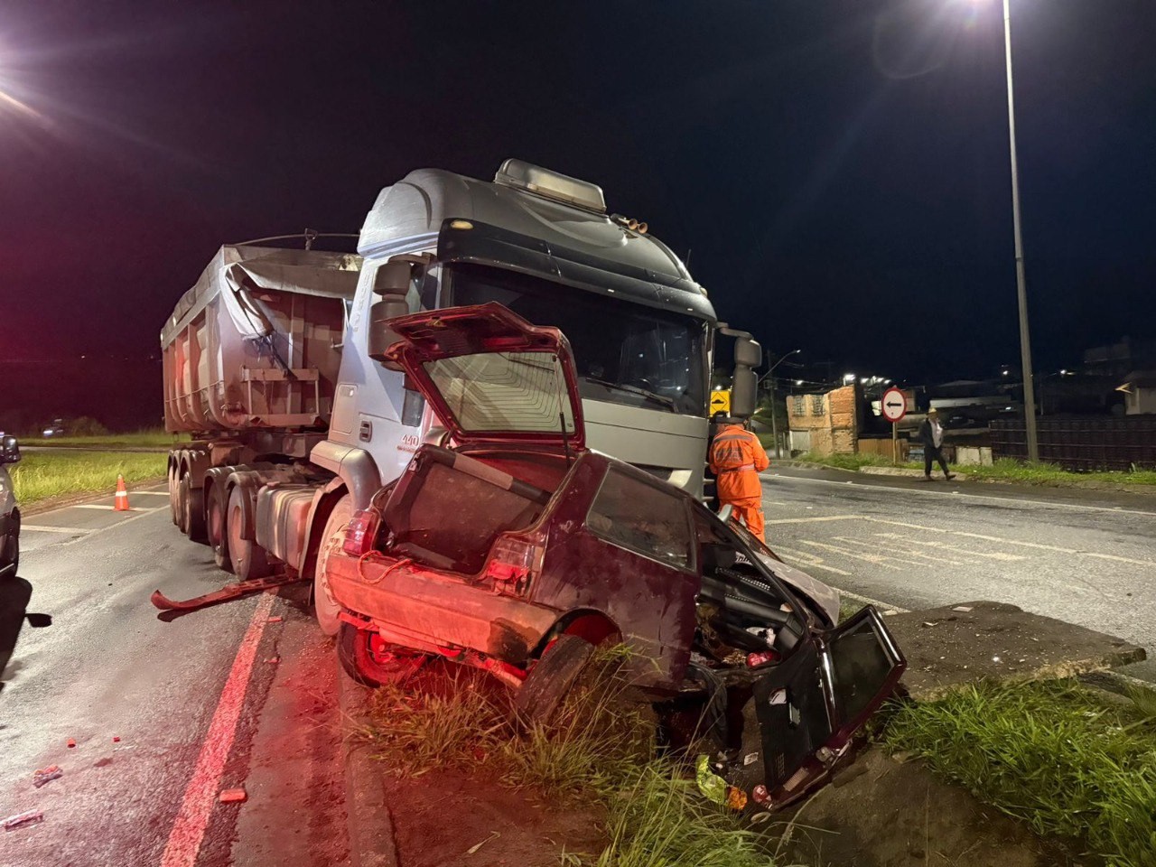 Ocupantes de carro escapam sem ferimentos graves após batida com carreta na BR-265