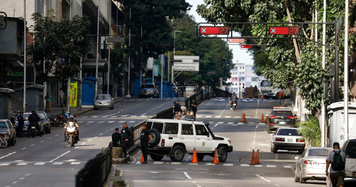Venezuelanos conversam em códigos por medo de terem celulares revistados