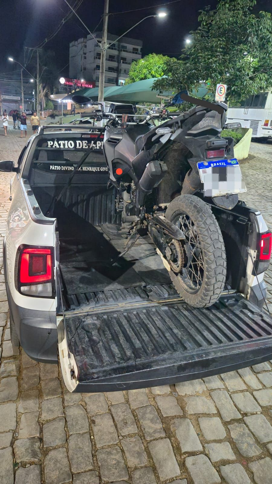 PMMG prende dois homens e apreende motocicleta clonada no Centro de Divino