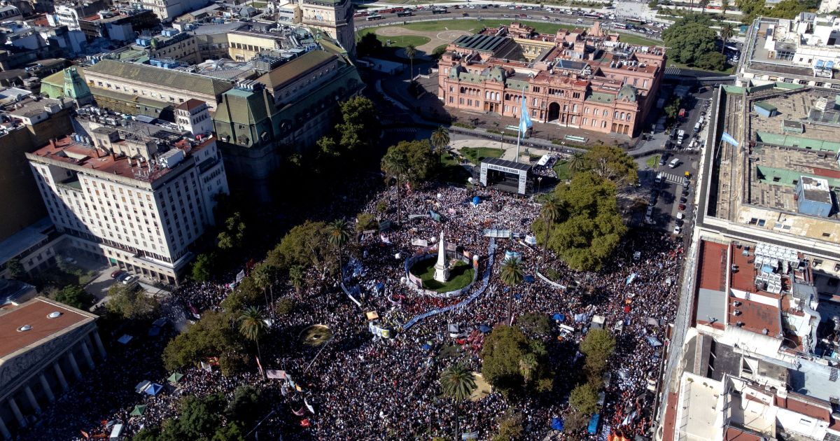 Argentinos vão às ruas no dia que marca os 50 anos do golpe militar
