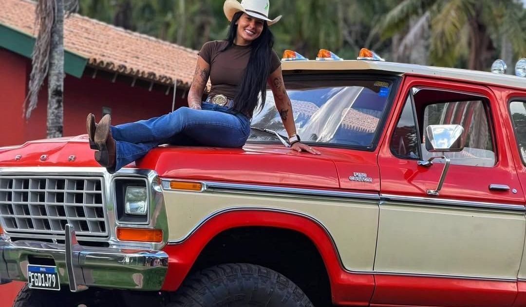 Ana Castela posa com caminhonete rara; conheça modelo