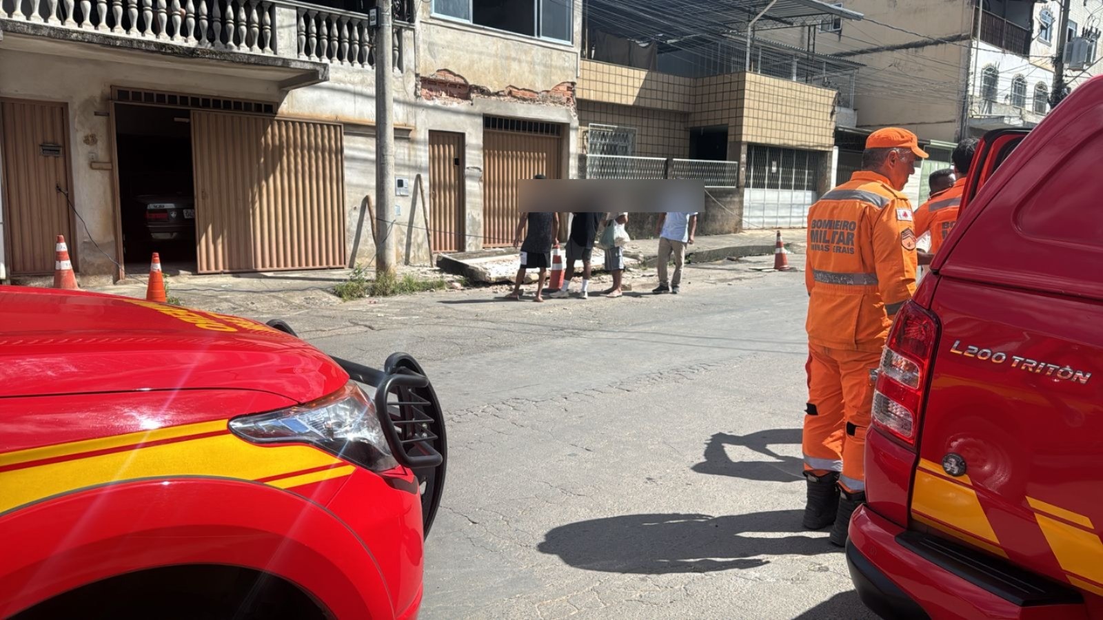 Marquise desaba e fica pendurada em prédio no bairro Santa Efigênia, em Juiz de Fora