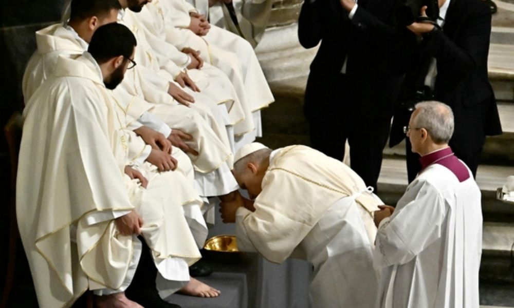 Papa Leão lava pés de padres e pede que católicos ajudem os oprimidos
