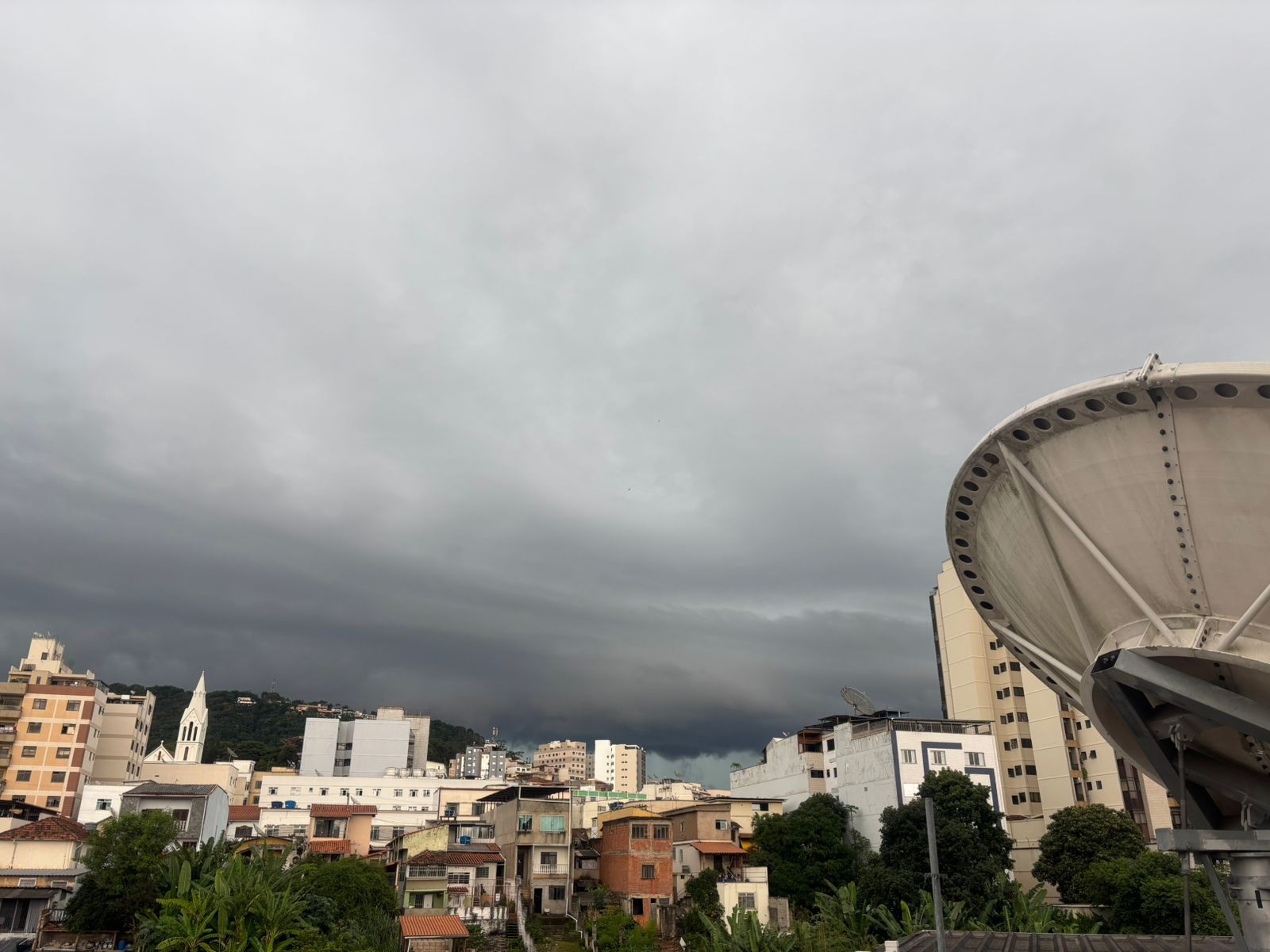 Feriadão de Páscoa com chuva e calor em Juiz de Fora: Inmet emite alerta para a região