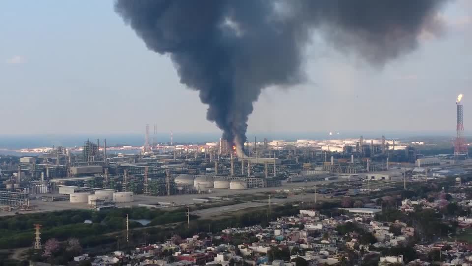 Incêndio atinge refinaria da Pemex, no México