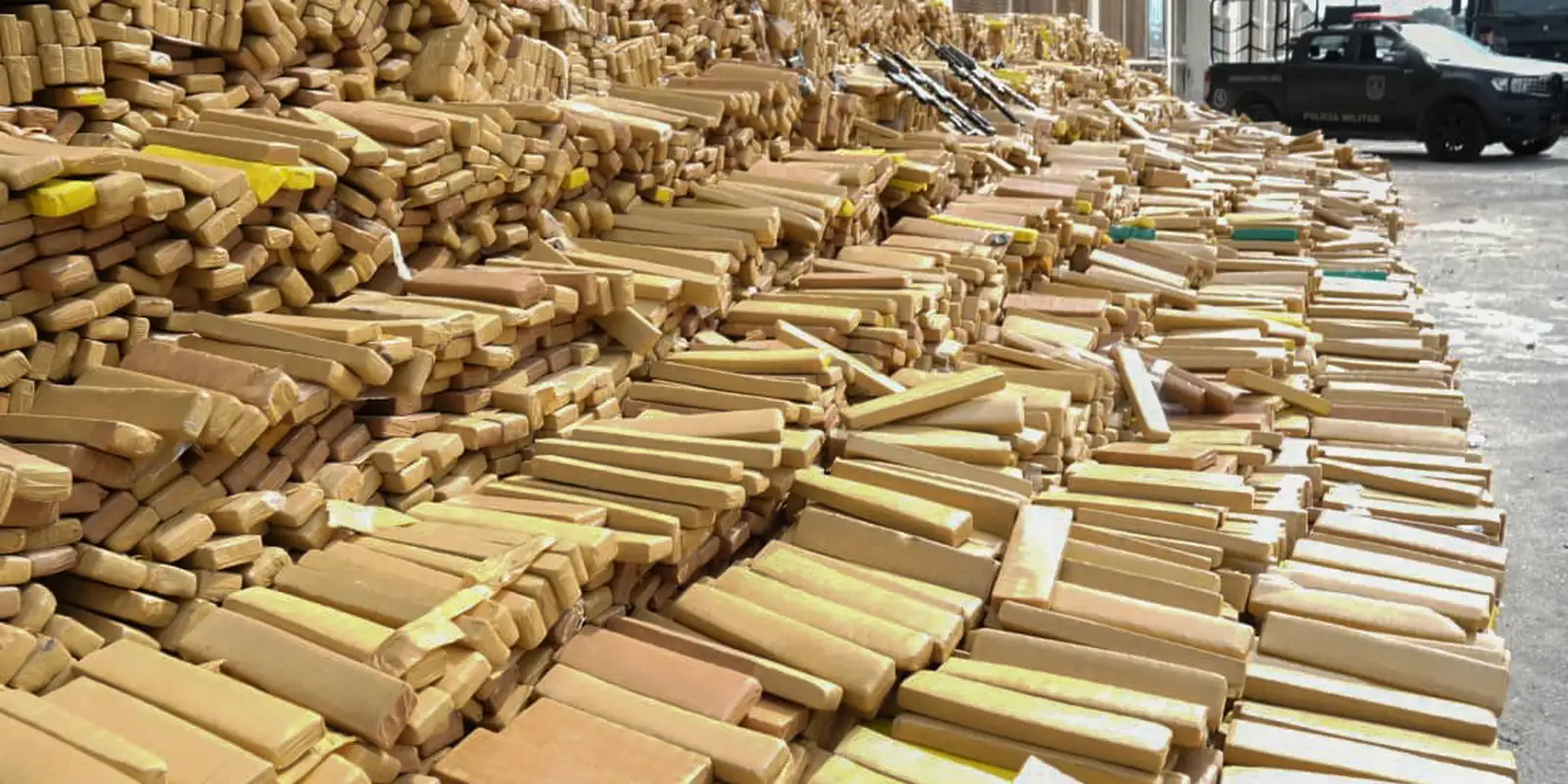 PM do Rio faz a maior apreensão de drogas da história do Brasil