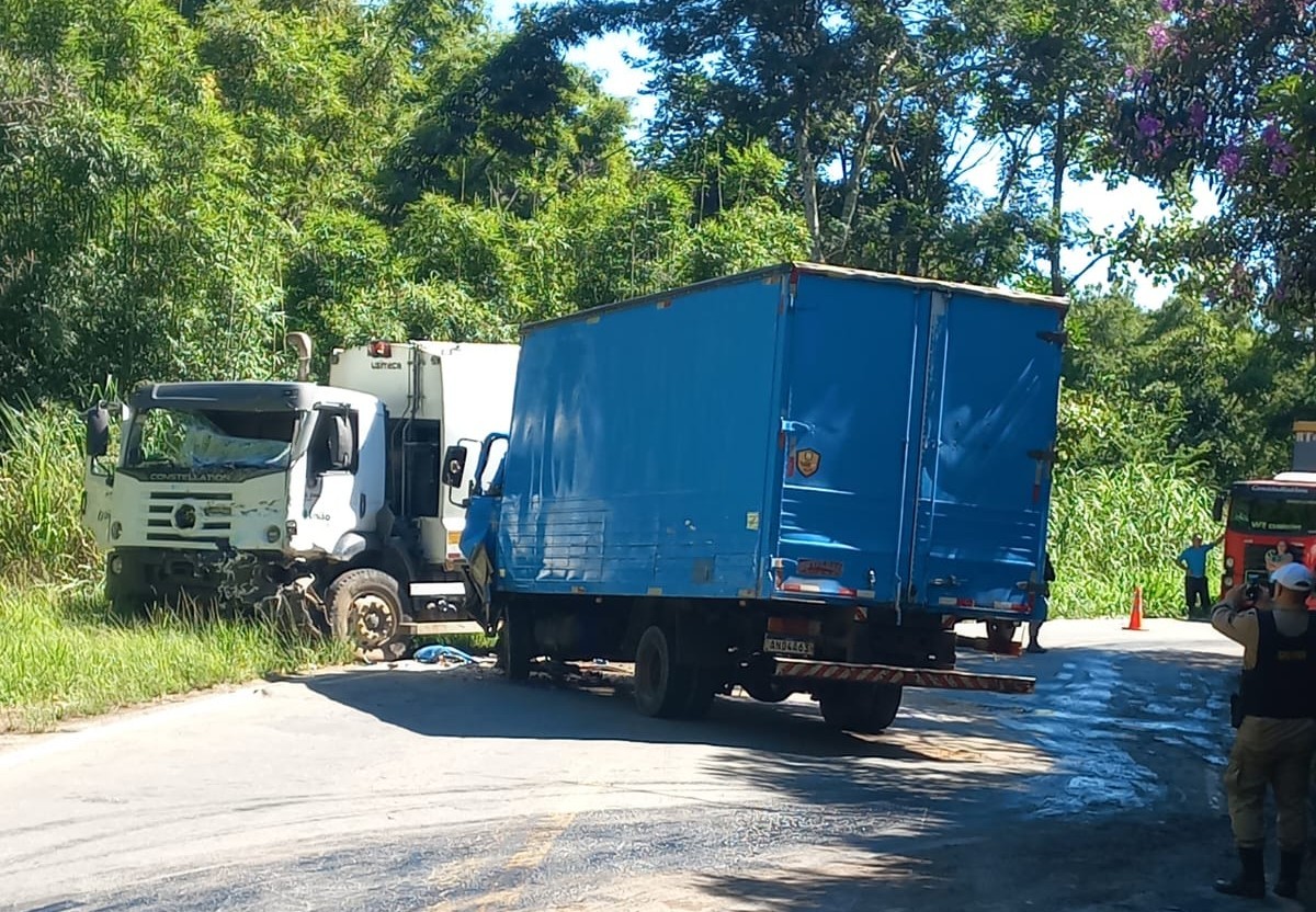 Homem morre após batida entre dois caminhões na MG-353