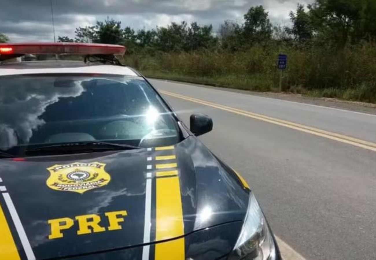 Carro e van batem de frente na BR-116, em Divino; motorista morreu e três ficaram feridos