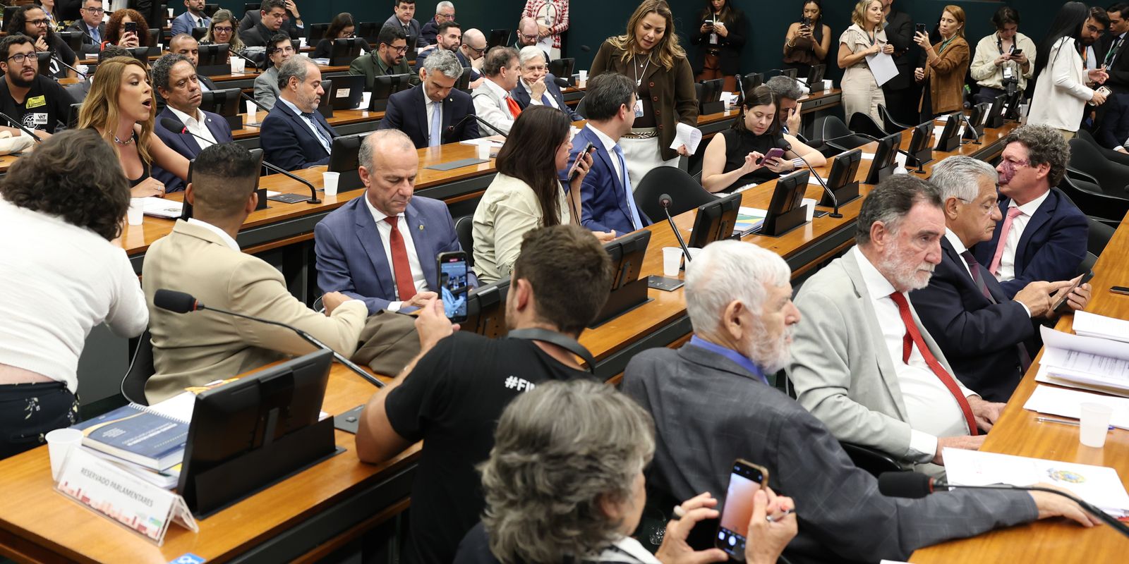 Oposição pede vista e votação da PEC que acaba escala 6x1 é adiada