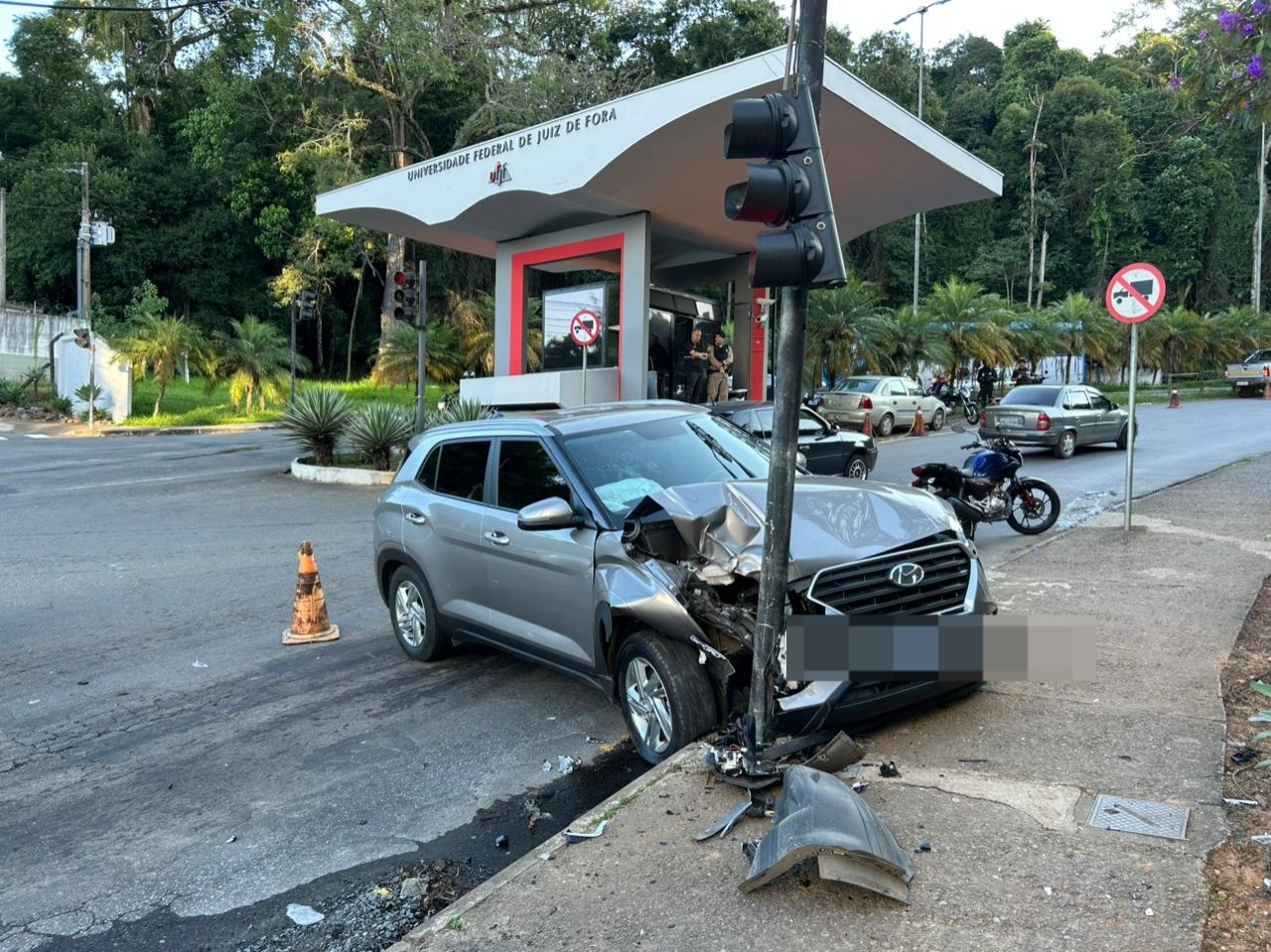 Motorista bate em semáforo e interdita parcialmente o trânsito próximo à UFJF