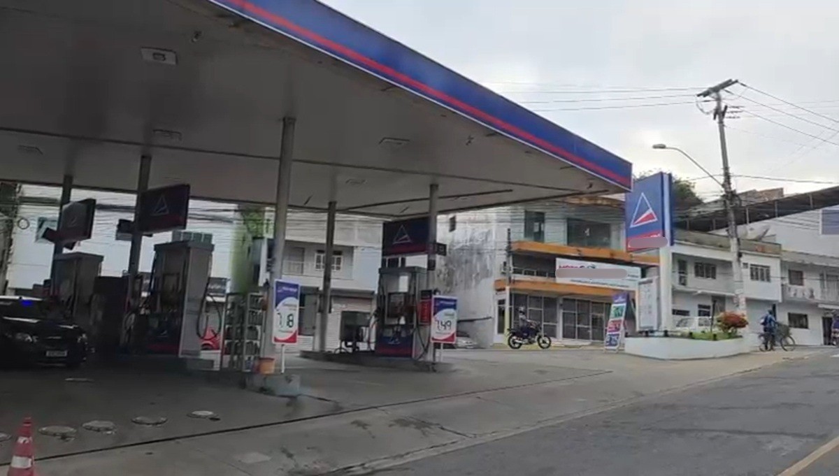 Dupla assalta frentistas em posto de combustíveis em Itaperuna