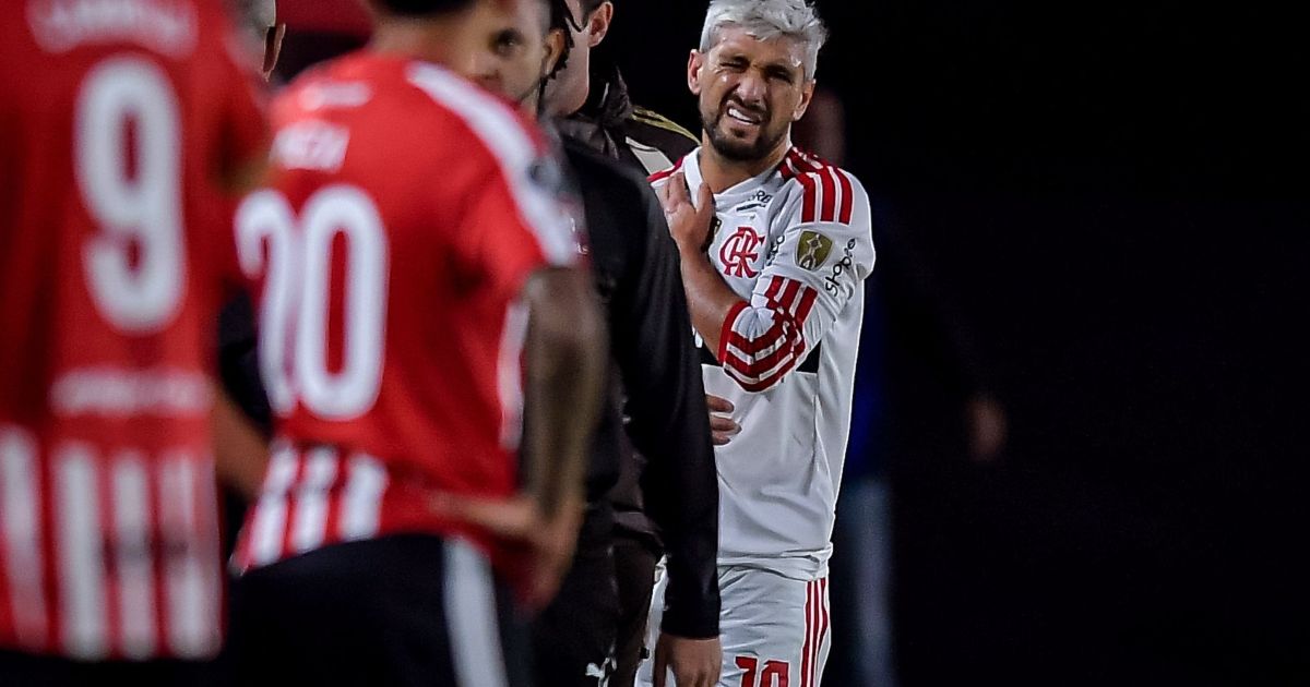Arrascaeta sofre lesão e deixa jogo do Flamengo a 43 dias da Copa do Mundo