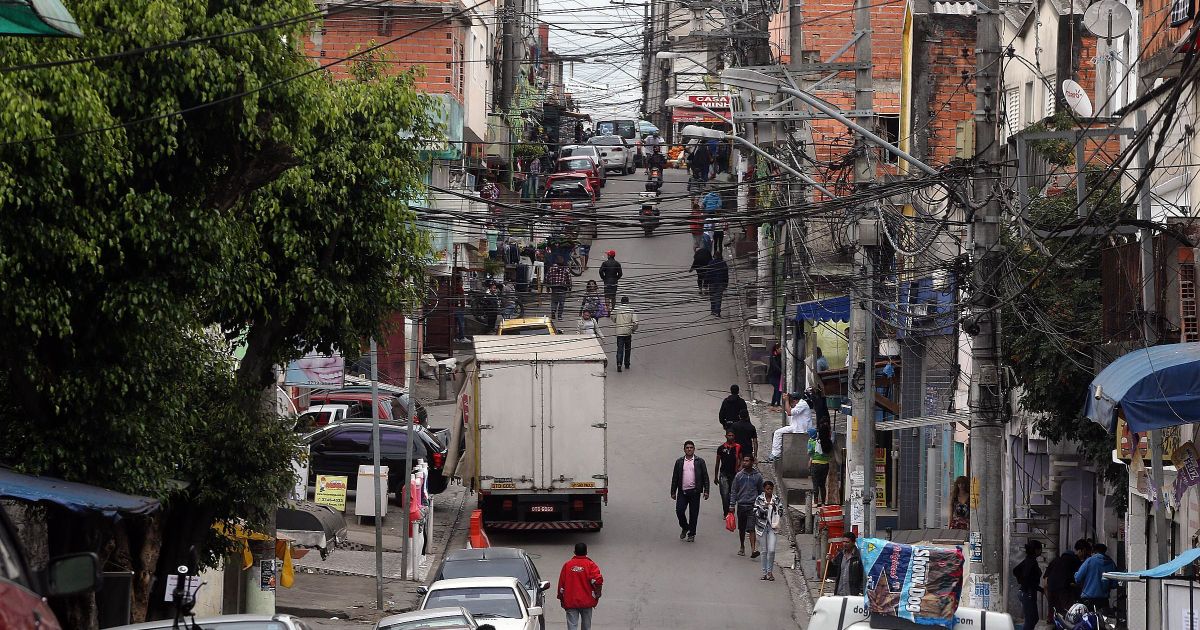 Orçamento para moradia é reduzido em meio à crise climática, aponta estudo