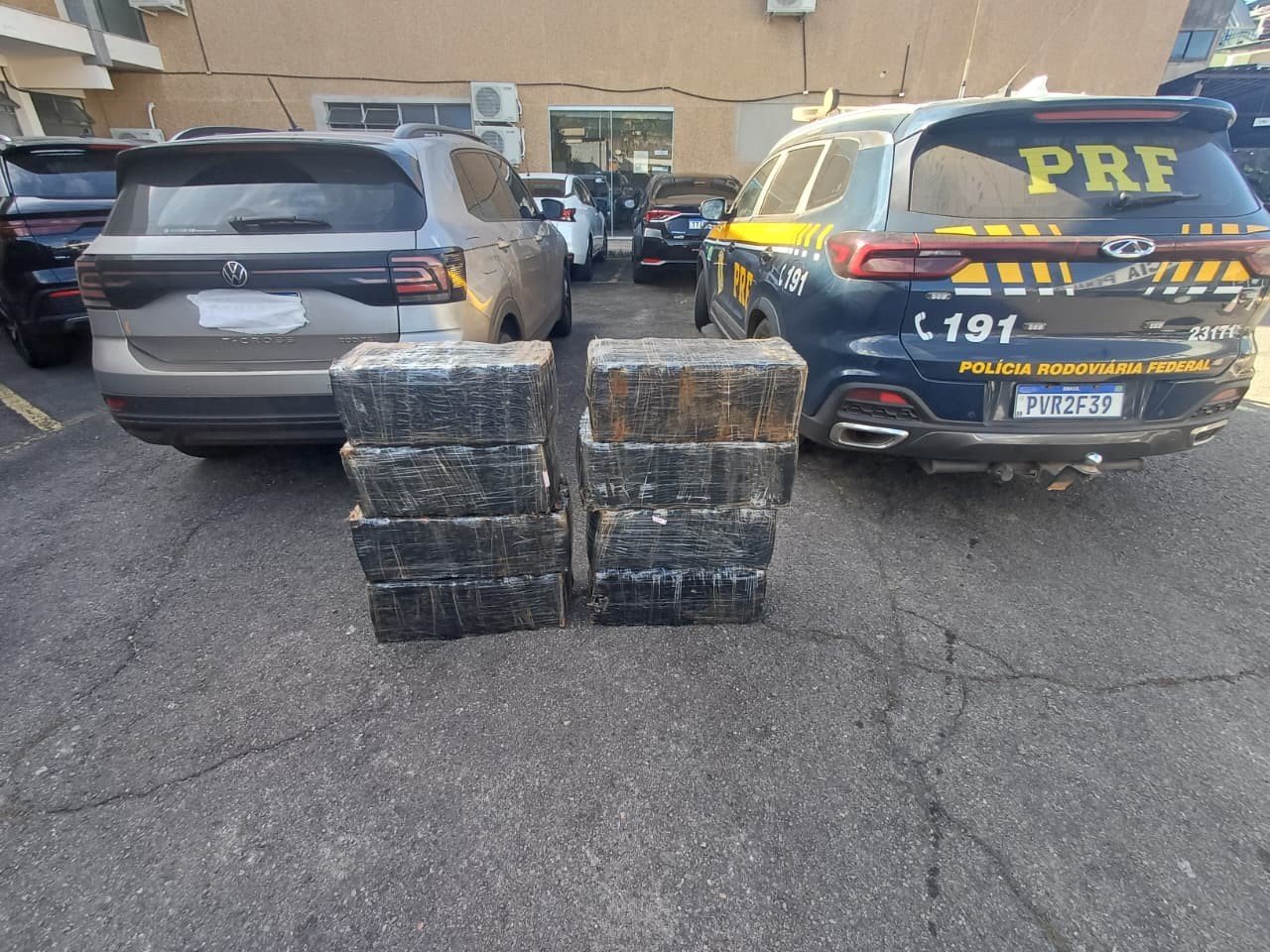 Mais de 230 kg de maconha são apreendidos dentro de carro na BR-267