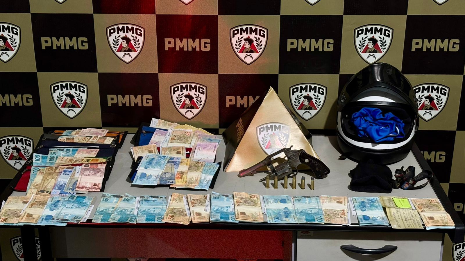 Suspeito de dois roubos em sequência é preso após dispensar mochila com mais de R$ 9 mil, em Curvelo