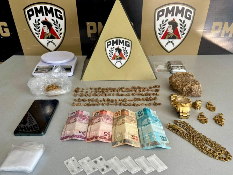 PM prende jovem de 18 anos com crack, balanças e material de embalo em Divino