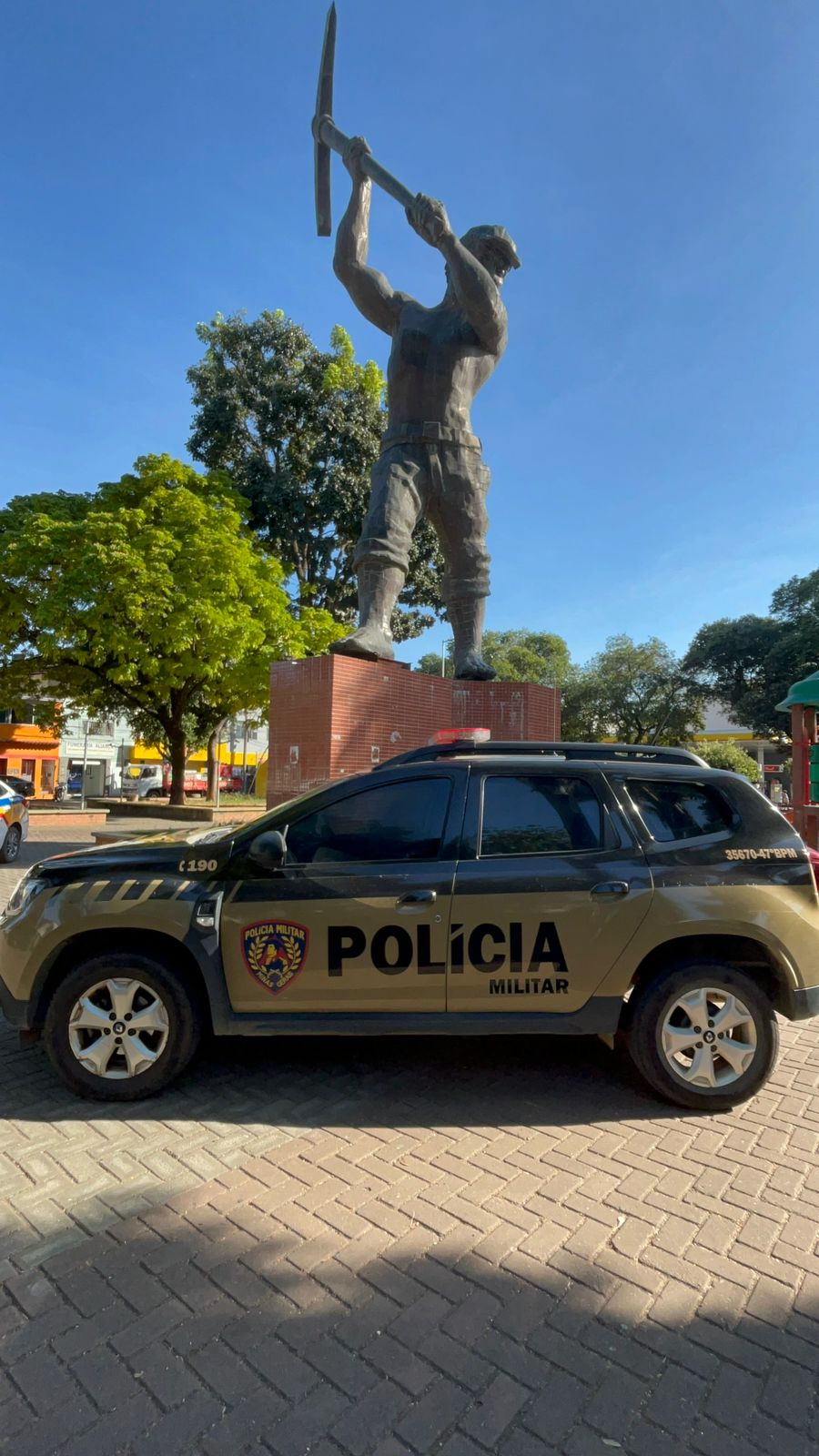 PM prende suspeitos por tráfico e captura foragido durante ações em Muriaé
